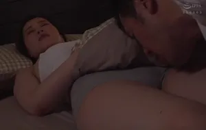 3 ngày gã chồng đi bàn việc làm ăn, người vợ ở nhà nữa đêm bị bố chồng mò vào phòng