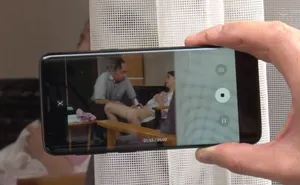 Vợ sắp cưới của con trai gian díu với bố chồng bị gã tiền bối khu phố phát hiện