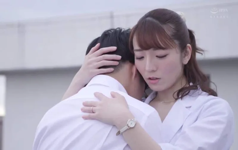 Buồn vì điểm kém, cậu học sinh được cô nhân viên chăm sóc phòng y tế kèm cặp động viên