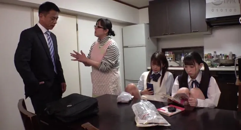 Ngày đầu gặp mặt bố dượng đã xoạc 2 tí tẹo riêng của vợ