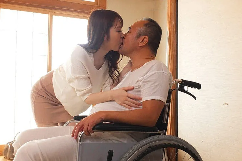 Con dâu hiếu thảo chăm sóc bố gã chồng tàn tật