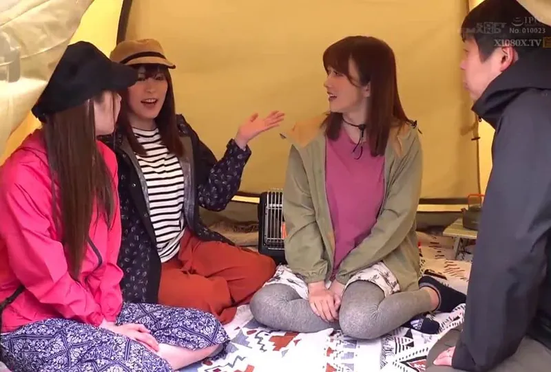 Chuyện lạ đời, chồng thay cô vợ đi cắm trại với mấy cô bạn của vợ yêu ở khu phố…