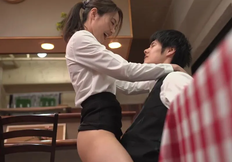 Cậu trai trẻ làm tình cô đồng nghiệp có chồng yêu nhưng chồng yêu “yếu”