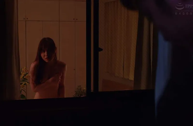 Người phụ nữ nhà bên chồng ông chồng nhà kề bên thường xuyên thay đồ ở ngay cửa sổ