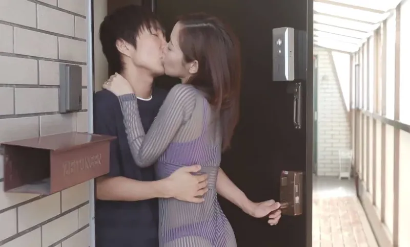 Cô nàng cạnh nhà với chiếc quần lót lọt khe và cậu nhóc nhà bên may mắn