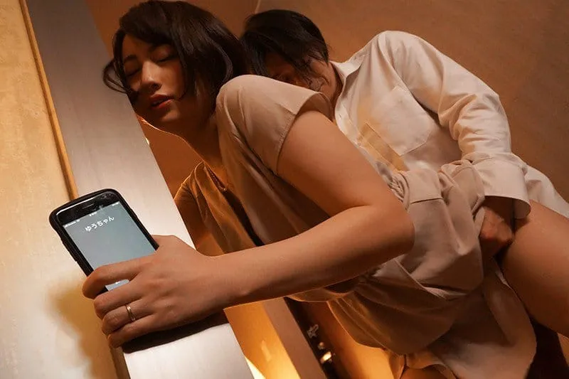 Người vợ đi họp lớp rồi địt với nyc mặc cho gã chồng ở nhà chờ