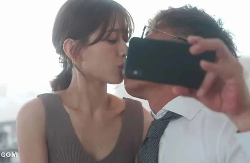 Thấy cô vợ hơi lạ, ông xã xem điện thoại người vợ và thấy cảnh làm tình với sếp của mình