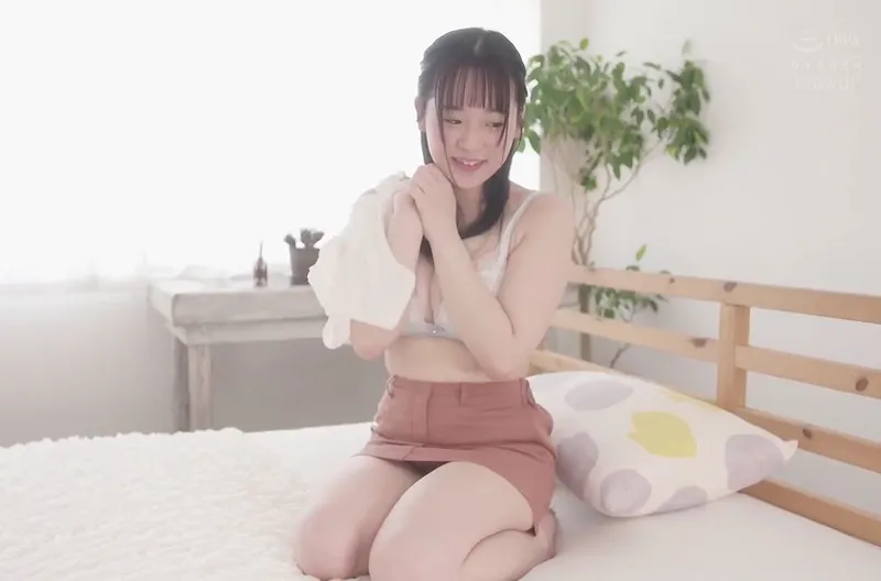 Em gái dễ thương tomoka mamiya ngại ngùng trong sản phẩm đầu tay