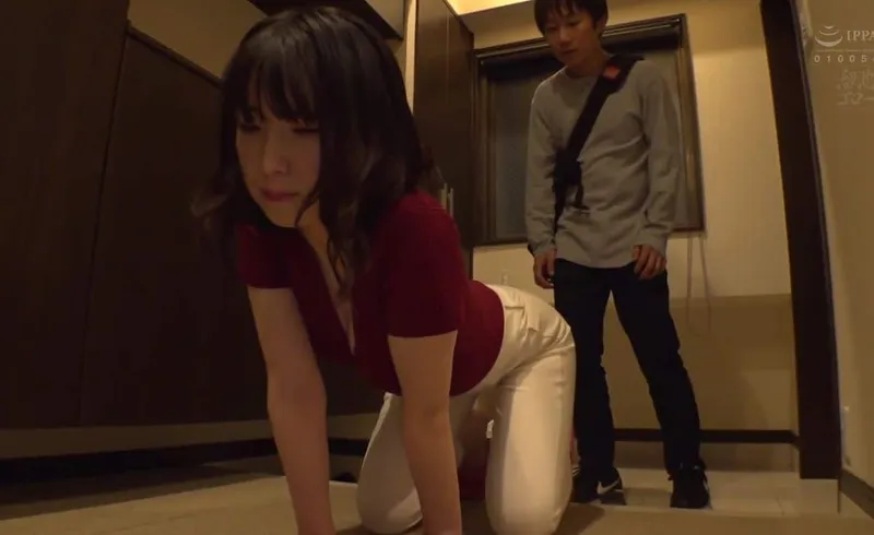 Em hotgirl cạnh nhà thiếu thốn và cậu sinh viên trúng số cạnh bên