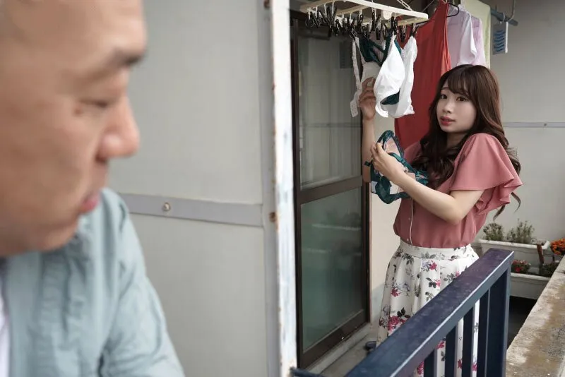 Gã cạnh bên nhà chuyên soi mói và cặp vợ yêu chồng thường xuyên rên la quá to