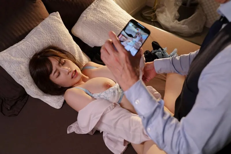 Sếp chuốc thuốc em thư ký bắt phang cả đêm khi đi làm ăn xa